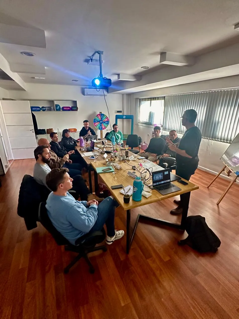 Sesión de capacitación y conversación con un equipo
